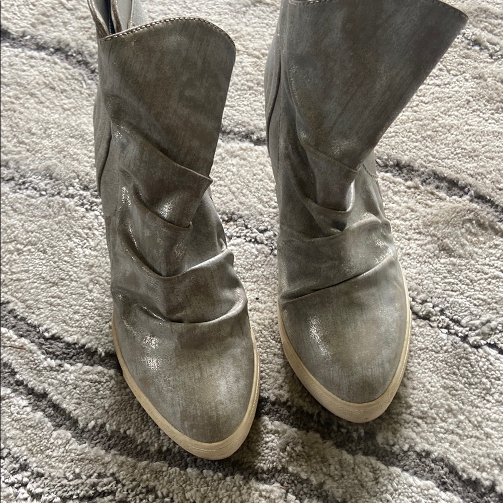 Stylish Gray Women's Boots